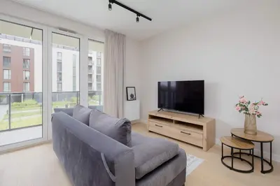 Telewizja i/lub zestaw kina domowego w obiekcie Jagiellońska Spacious Apartament with Parking and Air Conditioning by Renters Prestige