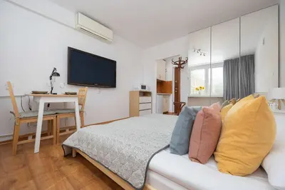 Telewizja i/lub zestaw kina domowego w obiekcie Cozy Air-conditioned Studio in the Center of Warsaw by Noclegi Renters