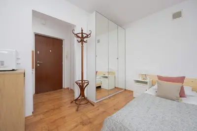 Łóżko lub łóżka w pokoju w obiekcie Cozy Air-conditioned Studio in the Center of Warsaw by Noclegi Renters