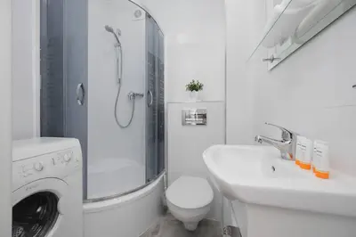 Łazienka w obiekcie Cozy Air-conditioned Studio in the Center of Warsaw by Noclegi Renters