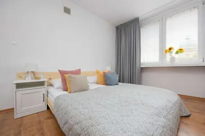 Łóżko lub łóżka w pokoju w obiekcie Cozy Air-conditioned Studio in the Center of Warsaw by Noclegi Renters