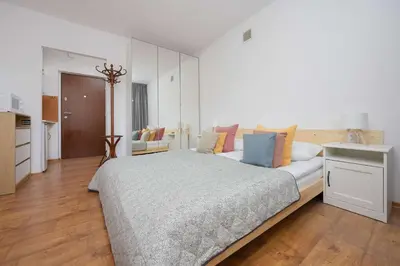 Łóżko lub łóżka w pokoju w obiekcie Cozy Air-conditioned Studio in the Center of Warsaw by Noclegi Renters
