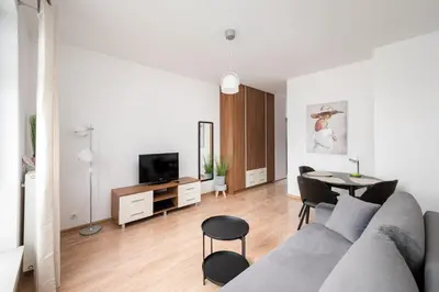 Telewizja i/lub zestaw kina domowego w obiekcie Wola Parkside Comfy Studio by BookingHost