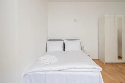 Łóżko lub łóżka w pokoju w obiekcie Metro Stokłosy Homely Apartment by BookingHost