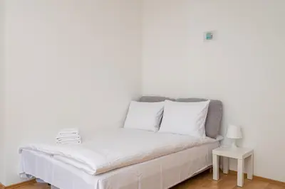 Łóżko lub łóżka w pokoju w obiekcie Metro Stokłosy Homely Apartment by BookingHost