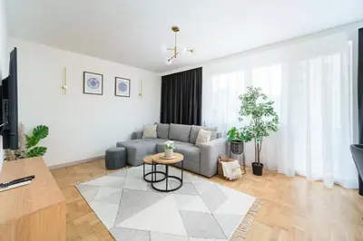 Telewizja i/lub zestaw kina domowego w obiekcie Wrzeciono Comfortline Apartment by BookingHost