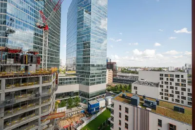 Widok na miasto Warszawa z tego apartamentu