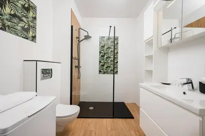 Łazienka w obiekcie Wola Gumińska Comfort Apartment by BookingHost