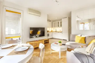 Część wypoczynkowa w obiekcie National Stadium Sunny Apartment by BookingHost