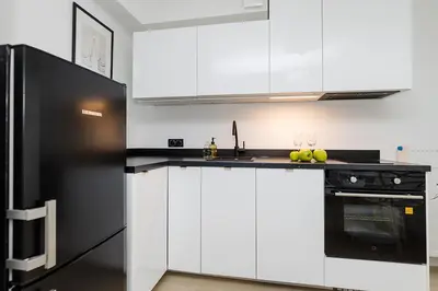 Kuchnia lub aneks kuchenny w obiekcie Kępna Lumière Apartment by Solarento