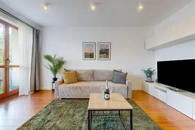Telewizja i/lub zestaw kina domowego w obiekcie Urban Jungle Apartment With AC Praga Poludnie