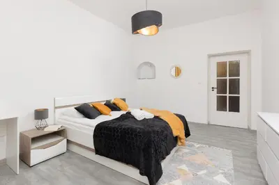 Łóżko lub łóżka w pokoju w obiekcie Metro Plac Wilsona Cozy Apartments by Noclegi Renters