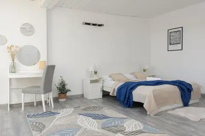 Łóżko lub łóżka w pokoju w obiekcie Metro Plac Wilsona Cozy Apartments by Noclegi Renters