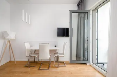 Telewizja i/lub zestaw kina domowego w obiekcie Varsovia Comfort Studio by BookingHost