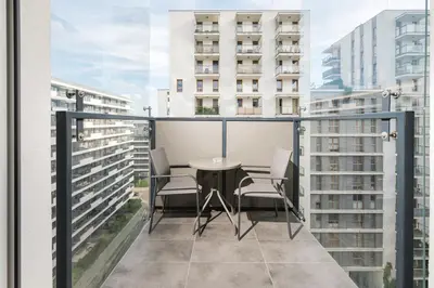 Balkon lub taras w obiekcie Varsovia Comfort 939 by BookingHost