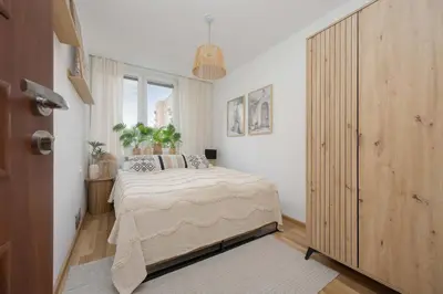 Łóżko lub łóżka w pokoju w obiekcie Cosy Two-bedroom Apartment in a Great Location near PGE by Noclegi Renters