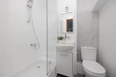 Łazienka w obiekcie Cosy Two-bedroom Apartment in a Great Location near PGE by Noclegi Renters