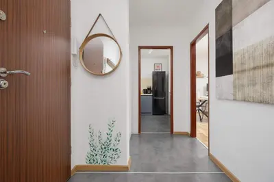 Telewizja i/lub zestaw kina domowego w obiekcie Cosy Two-bedroom Apartment in a Great Location near PGE by Noclegi Renters