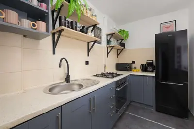Kuchnia lub aneks kuchenny w obiekcie Cosy Two-bedroom Apartment in a Great Location near PGE by Noclegi Renters