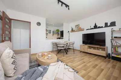 Telewizja i/lub zestaw kina domowego w obiekcie Cosy Two-bedroom Apartment in a Great Location near PGE by Noclegi Renters