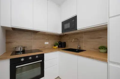 Kuchnia lub aneks kuchenny w obiekcie Łucka Bright Apartment with Parking in Warsaw by Noclegi Renters