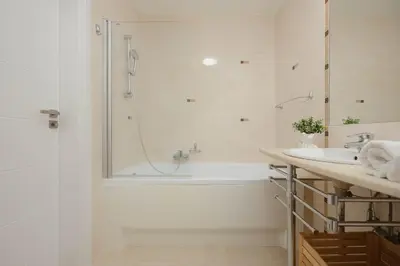 Łazienka w obiekcie Łucka Bright Apartment with Parking in Warsaw by Noclegi Renters