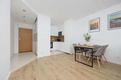 Kuchnia lub aneks kuchenny w obiekcie Łucka Bright Apartment with Parking in Warsaw by Noclegi Renters