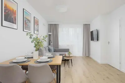 Telewizja i/lub zestaw kina domowego w obiekcie Łucka Bright Apartment with Parking in Warsaw by Noclegi Renters