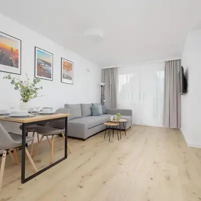 Łucka Bright Apartment with Parking in Warsaw by Noclegi Renters