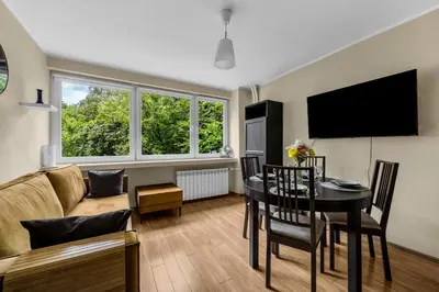 Telewizja i/lub zestaw kina domowego w obiekcie Green Żoliborz Apartment - Parks Nearby - by Rentujemy