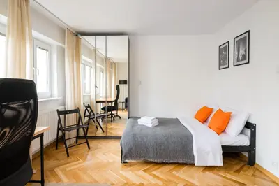 Łóżko lub łóżka w pokoju w obiekcie Bokserska Homely Studio by BookingHost