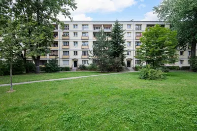 Ogród w obiekcie Nowa Praga Homely Apartment by BookingHost