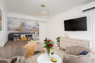 Telewizja i/lub zestaw kina domowego w obiekcie First Class Suite 3 min to Central Station with balcony, AC and the view on Palace
