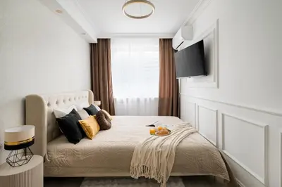 Łóżko lub łóżka w pokoju w obiekcie First Class Suite 3 min to Central Station with balcony, AC and the view on Palace