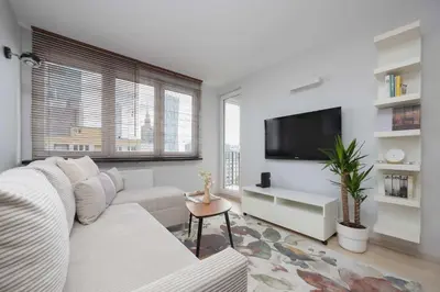 Telewizja i/lub zestaw kina domowego w obiekcie SkyView Comfortable Apartment with Balcony in the City Center by Noclegi Renters