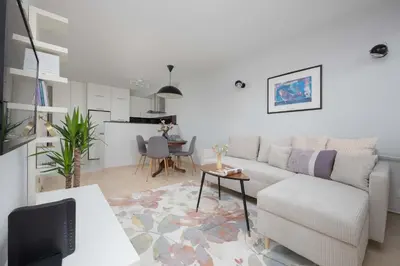 Część wypoczynkowa w obiekcie SkyView Comfortable Apartment with Balcony in the City Center by Noclegi Renters