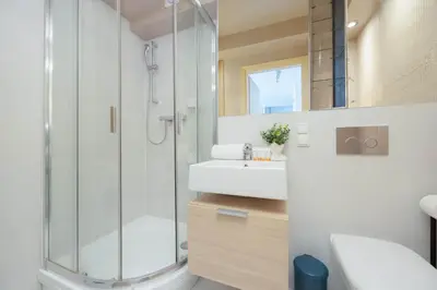 Łazienka w obiekcie SkyView Comfortable Apartment with Balcony in the City Center by Noclegi Renters