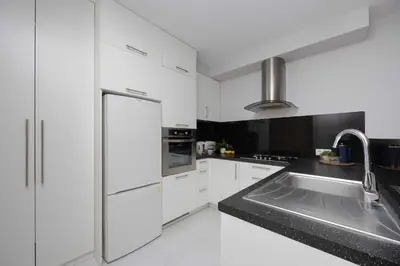 Kuchnia lub aneks kuchenny w obiekcie SkyView Comfortable Apartment with Balcony in the City Center by Noclegi Renters
