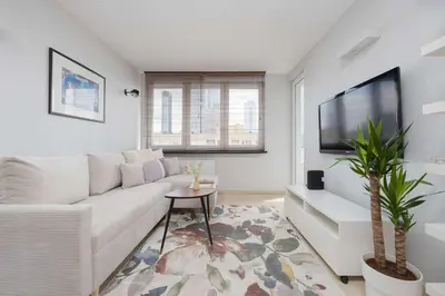 Telewizja i/lub zestaw kina domowego w obiekcie SkyView Comfortable Apartment with Balcony in the City Center by Noclegi Renters