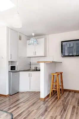 Kuchnia lub aneks kuchenny w obiekcie Chmielna str Super Central Apartment