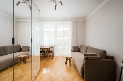 Część wypoczynkowa w obiekcie Widok Warsaw City Apartment by BookingHost