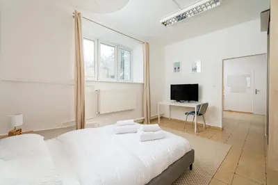 Telewizja i/lub zestaw kina domowego w obiekcie Parkside Retreat Żoliborz Apartment by BookingHost