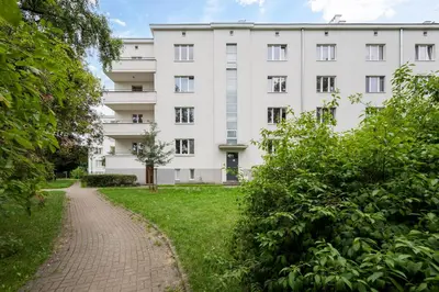 Ogród w obiekcie Parkside Retreat Żoliborz Apartment by BookingHost