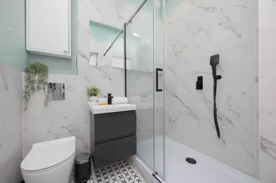 Łazienka w obiekcie Stylish One Bedroom Apartment in Warsaw with Balcony by Noclegi Renters