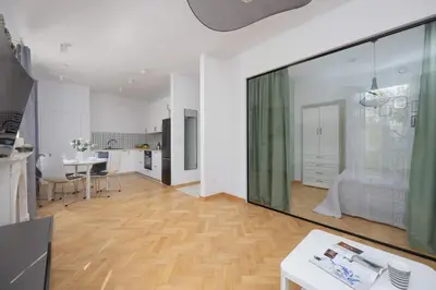 Telewizja i/lub zestaw kina domowego w obiekcie Stylish One Bedroom Apartment in Warsaw with Balcony by Noclegi Renters