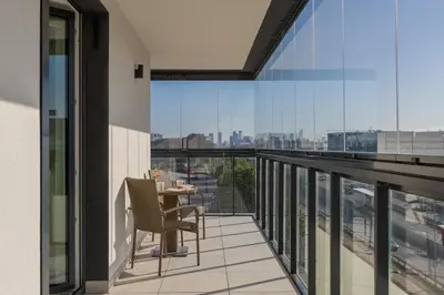 Balkon lub taras w obiekcie Skyline View Jerozolimskie 190 by Solarento