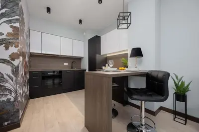 Kuchnia lub aneks kuchenny w obiekcie Ogrodowa Elegant Apartment with Parking and Air Conditioning in Warsaw by Noclegi Renters