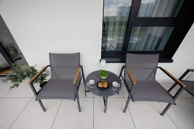 Część wypoczynkowa w obiekcie Beige Apartment in Warsaw with Parking and Air Conditioned Living Room by Noclegi Renters