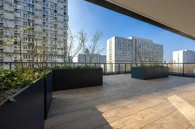 Balkon lub taras w obiekcie Grzybowska Stylish Apartment with Air Conditioning in Warsaw Wola by Noclegi Renters