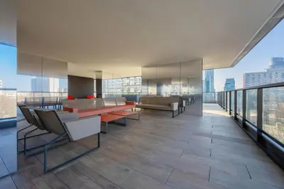 Balkon lub taras w obiekcie Grzybowska Stylish Apartment with Air Conditioning in Warsaw Wola by Noclegi Renters